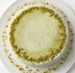 کیک پسته؛ انتخابی شیک برای جشن‌ها و پذیرایی